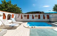 Lovely garden apartment to private heated pool - Ferienwohnung