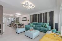 Puerto Marina Luxury 2BDR Apartment with Sea View - Chambres d’hôtes