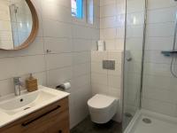 Vierbettzimmer mit Küchenzeile und Balkon