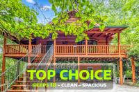 Spacious 7BR Modern Rustic Log Cabin Retreat, Hot Tub, Arcade Room - B&B Gatlinburg