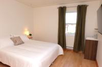 Chambre Lit Queen-Size avec Salle de Bains Commune