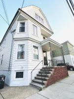Designer Home 2 Bedroom - 20min to NYC WTC - Private Backyard - Bed and Breakfast