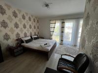 Zimmer mit Kingsize-Bett und Balkon
