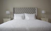 Zimmer mit Kingsize-Bett und Seeblick
