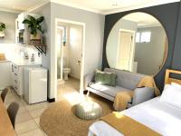 B&B Kaapstad - Cozy Beachside Studio Apartment on Surfers Corner - Bed and Breakfast Kaapstad