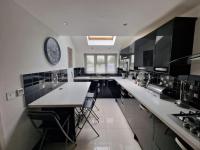 B&B Slough - Lovegrove House - Modern 3 bed house for business or family stay with free parking - Bed and Breakfast Slough