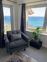 Two bed flat with stunning views over Fistral Bay! - B&B Newquay