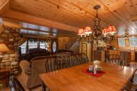 Roger Dodger by KABINO Hot Tub 2 Cabins Big Driveway FirePit WiFi Grill Summer 11 Winter 6 People Max - Chambres d'hôtes Island Park