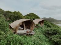 Kini Resort - Oceanfront Bamboo Eco Lodges - Chambres d’hôtes