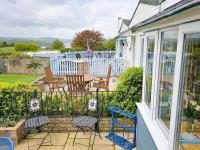 Dart Haven - cheerful holiday bungalow in Galmpton - B&B