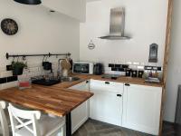 Charmant Studio dans villa - jardin privatif . - B&B La Seyne-sur-Mer