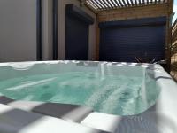 B&B Baie-Mahault - Villa Pheron - De standing - Jacuzzi 5 Personnes - Bed and Breakfast Baie-Mahault