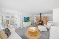 Lighthouse Vaccay - family beach house with pool - B&B Port Macquarie