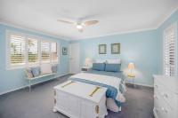 Lighthouse Vaccay - family beach house with pool - B&B Port Macquarie
