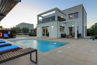 Modern villa Nerina with private pool near Pula - B&B Pola