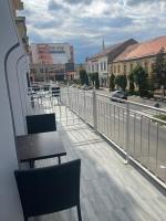 Zimmer mit Queensize-Bett und Balkon