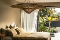 Habitación con cama extragrande y vistas a la piscina