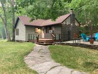Peaceful Seasonal Wooded Cottage close to everything - B&B