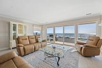 B&B Carlsbad - BEACH CONDO! Large 3BR - 180 ocean views, right across from the sand and downtown Carlsbad Village! - Bed and Breakfast Carlsbad