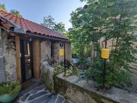 Riverside cabin with private terrace + hot tub - Bed and Breakfast Mauléon-Barousse