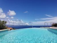 Rez de villa vue mer et sa piscine privative à débordement - B&B