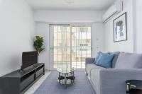 White 1-Bedroom Apartment & Sundeck By Mackenzie Beach - B&B Larnaka