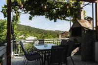 B&B Theologos - Nerida's-Traditional 3 BR Townhouse-BBQ-View - Bed and Breakfast Theologos