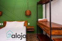 Habitación con cama extragrande.