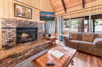 Bear Crossing - Walk to Snow Summit! Visit this charming mountain home compete with foosball table - B&B Big Bear Lake