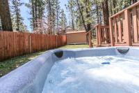 Rincon Cabin - Close to the lake with a huge fenced in yard! Hot tub and deck with barbecue! - Chambres d'hôtes Big Bear Lake