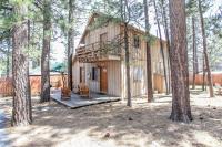 Rincon Cabin - Close to the lake with a huge fenced in yard! Hot tub and deck with barbecue! - Chambres d'hôtes Big Bear Lake