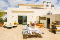 Penthouse Escape with Large Terrace, Pool & Garden - B&B Quarteira