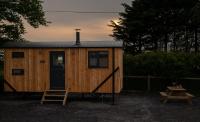 B&B Menai Bridge - Cybi, Rustic Retreat near Beaumaris - Bed and Breakfast Menai Bridge