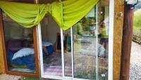 Abri de jardin aménagé, chambre Camping Glamour - B&B Lalaye