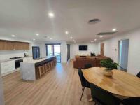 B&B Parkes - Brand New Modern 4 Bedroom Home - Bed and Breakfast Parkes