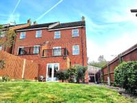 Large House with Free Parking and Long Stay Offers - B&B