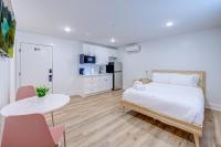 Boho Flamingo Studio Apartment - B&B Galveston