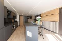 Stylish & Comfy Promenade Gem ~ Steps to the Beach - Chambres d’hôtes