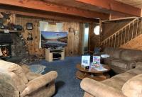 Mountain Bliss - Semi-secluded woodsy quiet cabinm, covered deck with a porch swing! - Bed and Breakfast Big Bear City