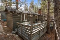 Dark Pine Retreat - Excellent setting compliments this charming Big Bear cabin! - Bed and Breakfast Big Bear City