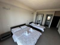 Dreibettzimmer mit Terrasse