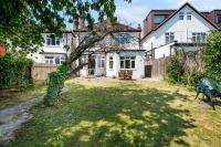 Wimbledon Town Centre Garden Apartment with private parking - Sleeps 5 - Chambres d’hôtes Londres