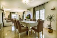 Apartment Kerum Plus Rooftop with Intex Pure Spa - B&B Stobreč