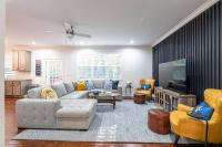 Fun West Knox Pad~ Hot Tub~ Neon Game Room~ Arcade - B&B