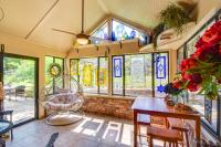 Whimsical Athens Home - 3 Mi to Sanford Stadium - Chambres d’hôtes
