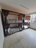 Cama en dormitorio masculino compartido 