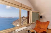 Suite mit Kingsize-Bett und Blick auf die Caldera