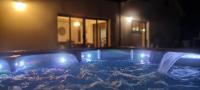 jacuzzi 130m 6-8 pers à 15mn Bx tramC la campagne en centre ville 5 - B&B