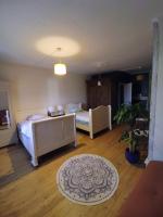 Charmante chambre dans village jurassien - Bed and Breakfast