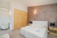 Suite con cama grande y balcón